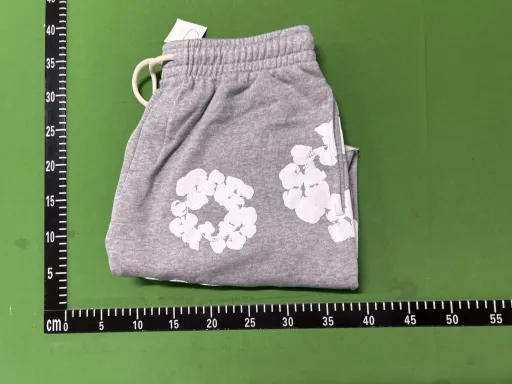 灰色