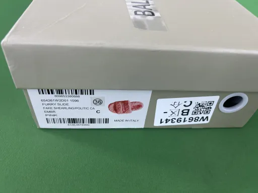 玫红色