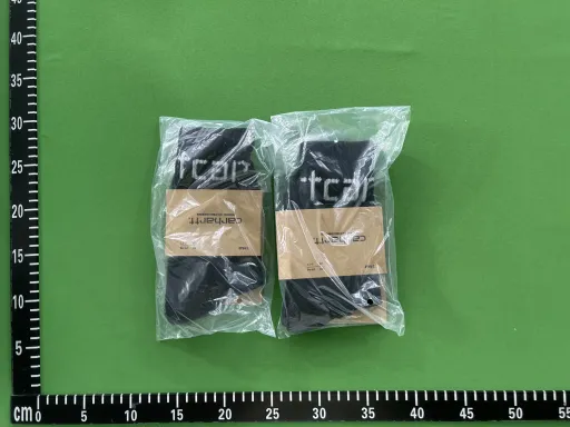 黑色白英文