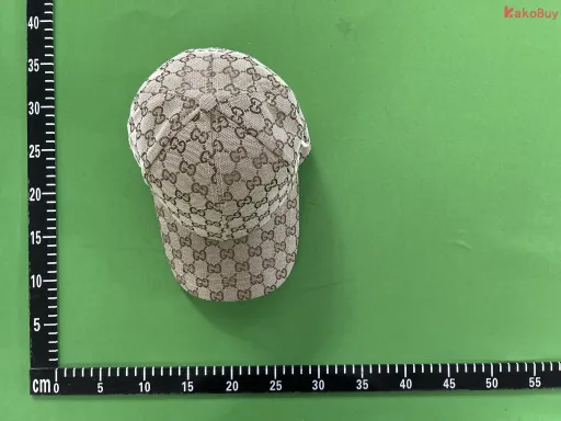 侧绣字母卡其