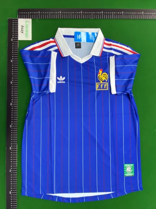 82 france home court