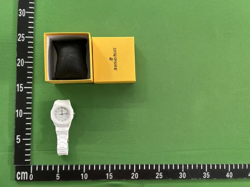 AP新款蝴蝶扣白色