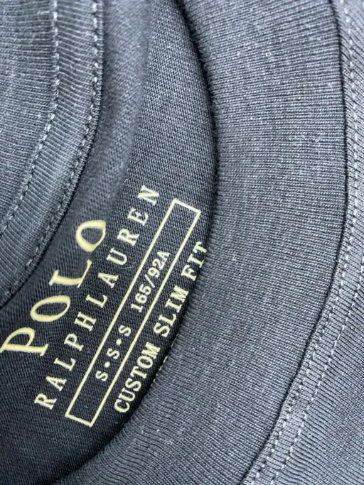 Round neck black-red label