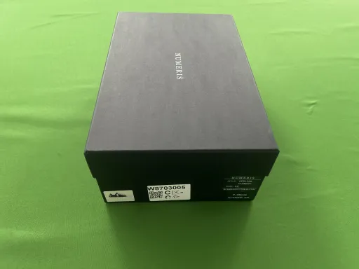 黑色破洞牛仔