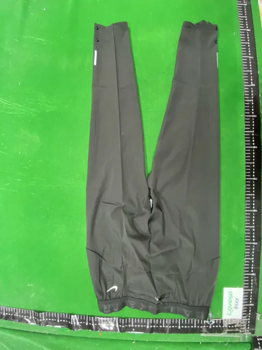 Triangular pure black [s--3xl]