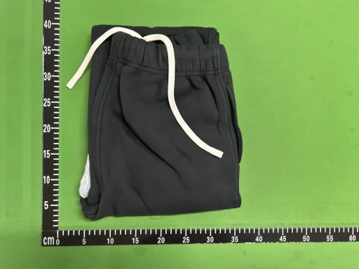 黑色卫裤(black sweatpants)