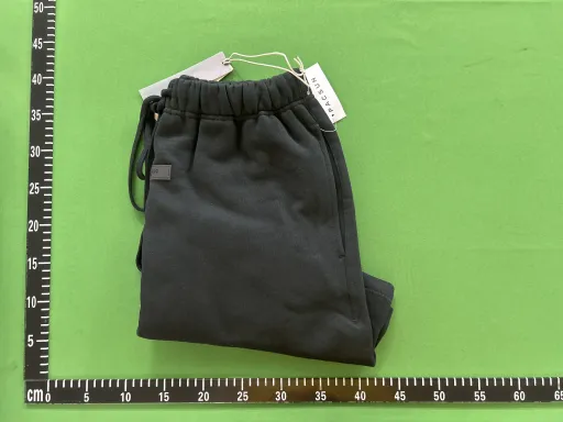 黑色