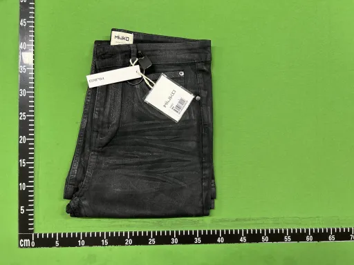 黑色