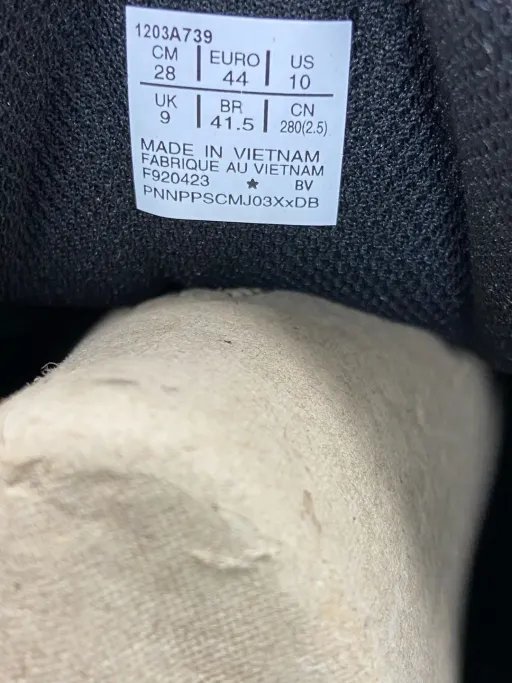 Shoe size: 44