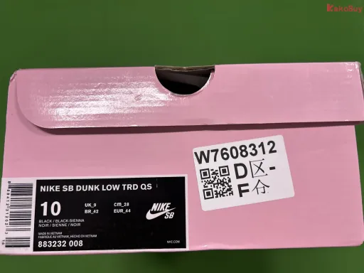 配色:VT DUNK SB黑鸽子