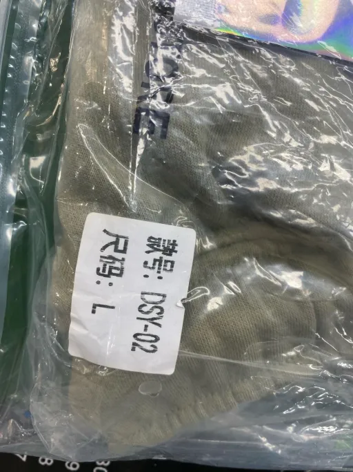 军绿色短裤