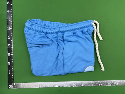 蓝色短裤