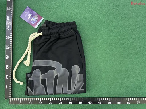 黑色短裤