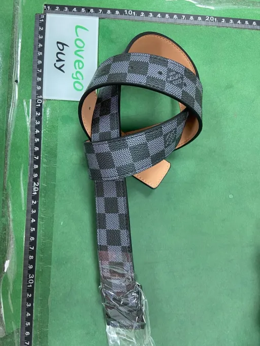 style: 黑格黑扣