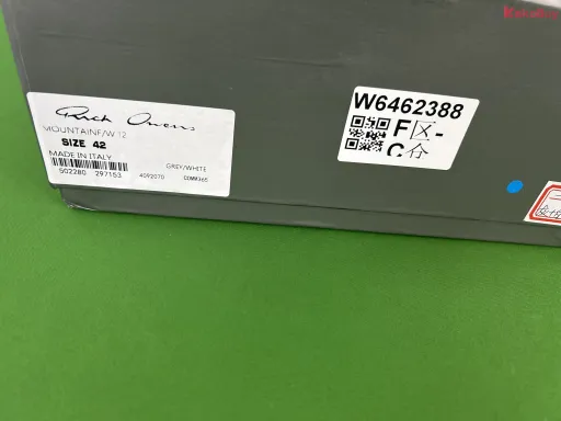 深灰色倒三角