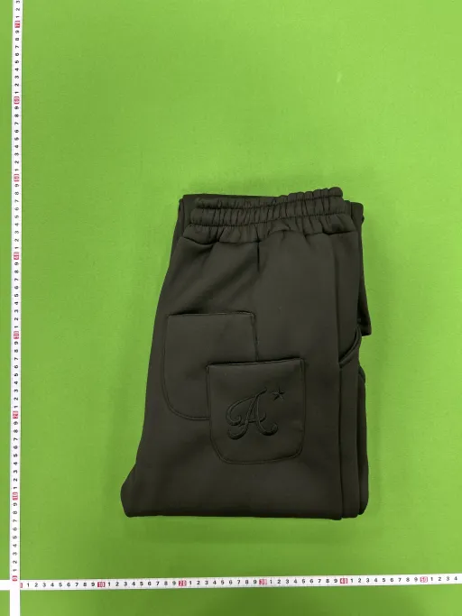 黑色口袋刺绣款长裤