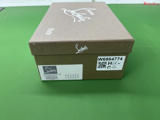 款式:黑色绒面鞋头钉