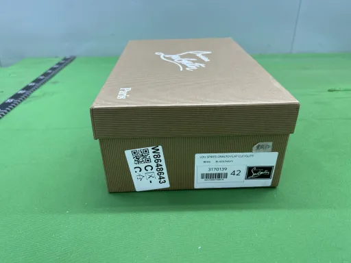 款式:黑色皮面