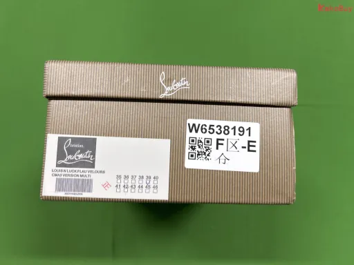 款式:黑色绒面