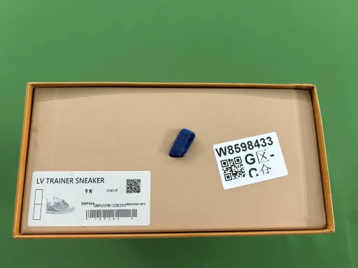 配色:SK8 35白四叶草