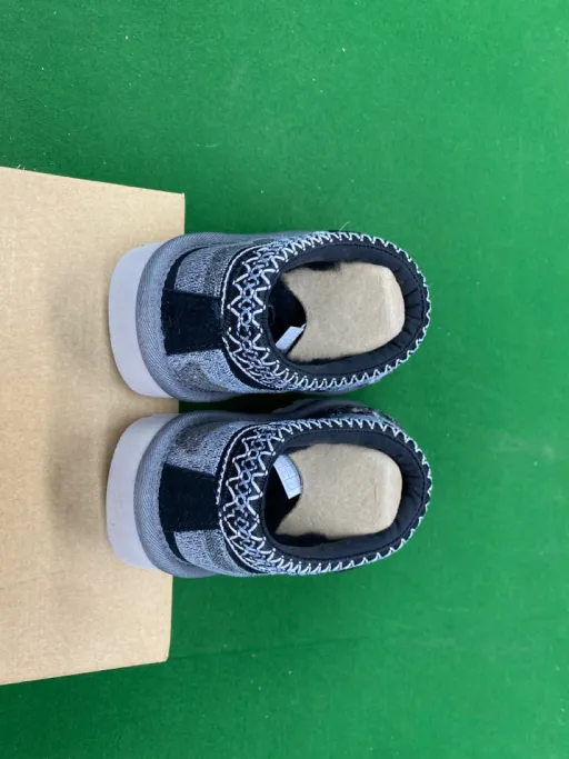Style Color Matching: PALACE 龙虎 1122553 黑色 35-45