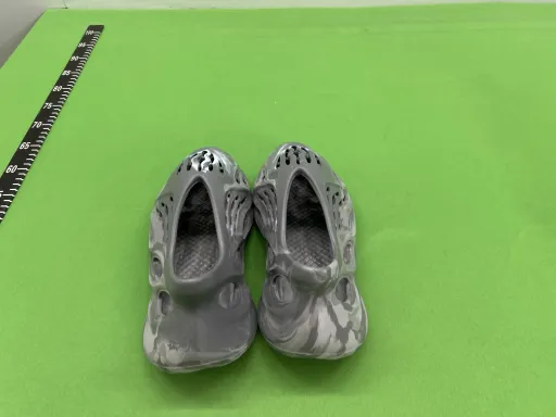 款式:洞洞鞋 泥灰 IE4931