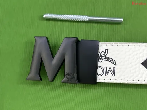 白色黑扣