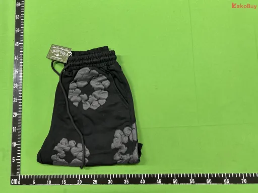 短裤黑黑