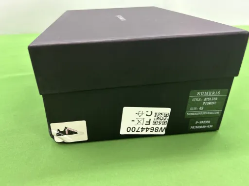 黑色破洞牛仔
