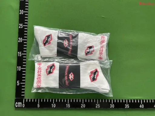白色粉红唇粉字母