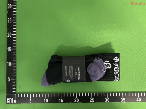 黑底白色字母刺绣标