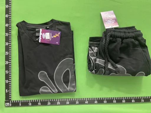 黑色