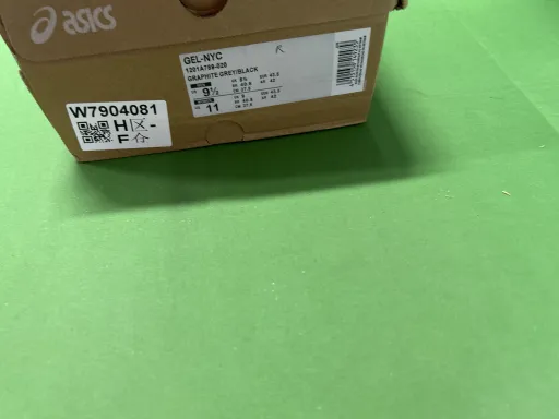 配色:黑灰