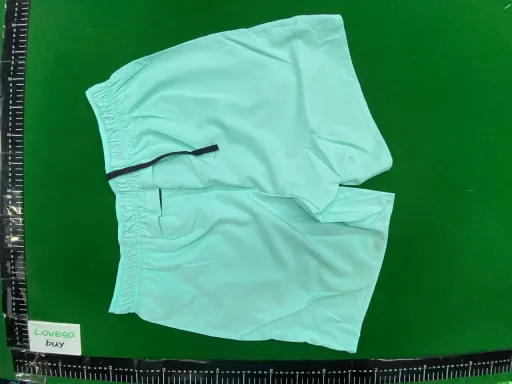 碧绿色短裤