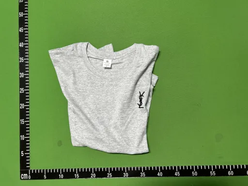 灰色衣服黑小兰