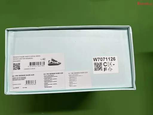 配色:白灰黑