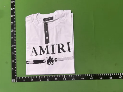 白色横杠字母