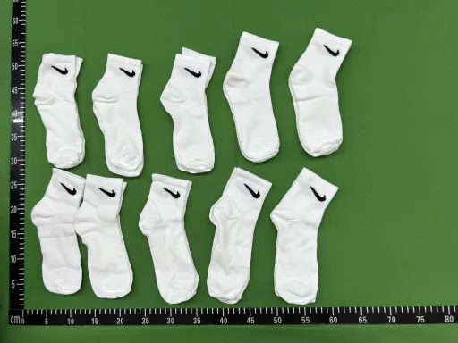款式:a pair of white